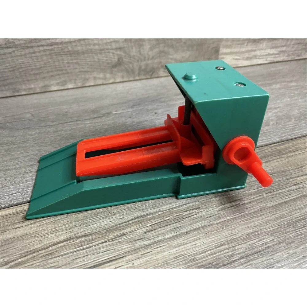 Vintage 1970s Fisher Price Little People Parking Garage Car Ramp Lift #930 Works